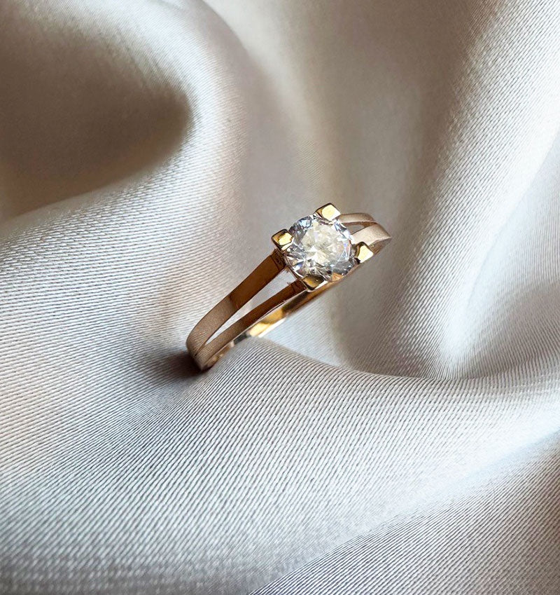 Rose gold ring with cubic zirconia