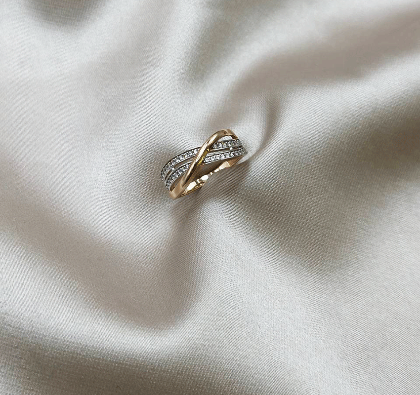 Rose gold ring with cubic zirconia