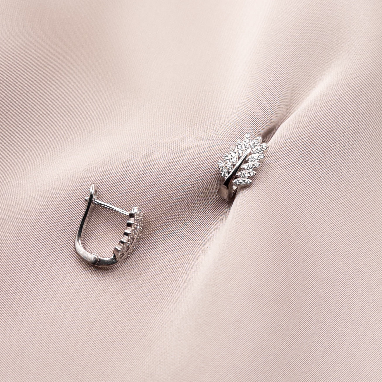 Серьги из серебра с цирконом