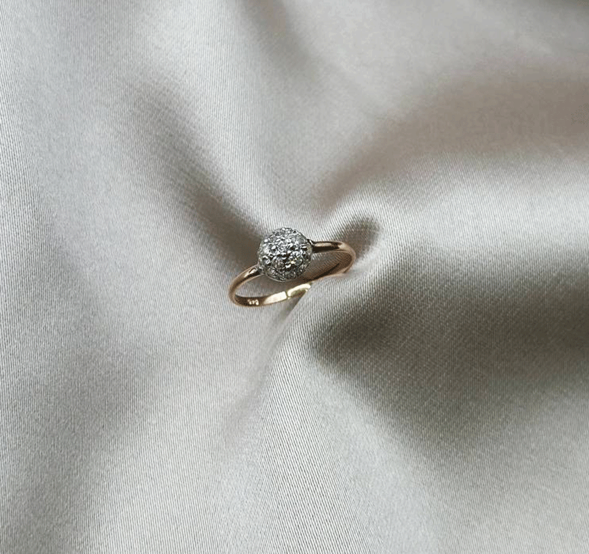 Rose gold ring with cubic zirconia