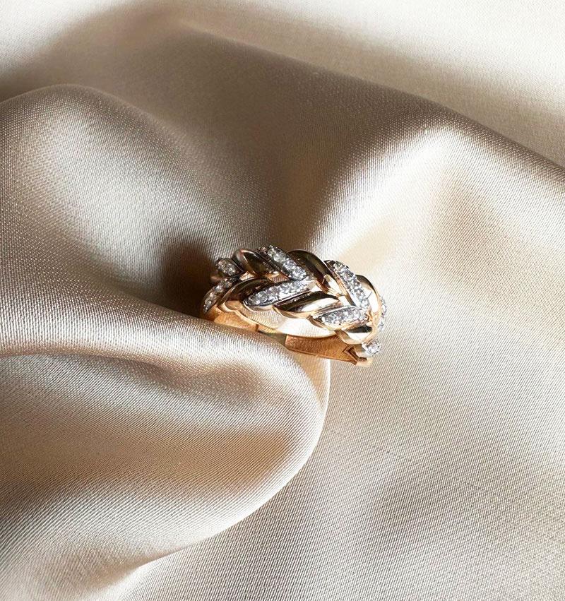 Rose gold ring with zircon