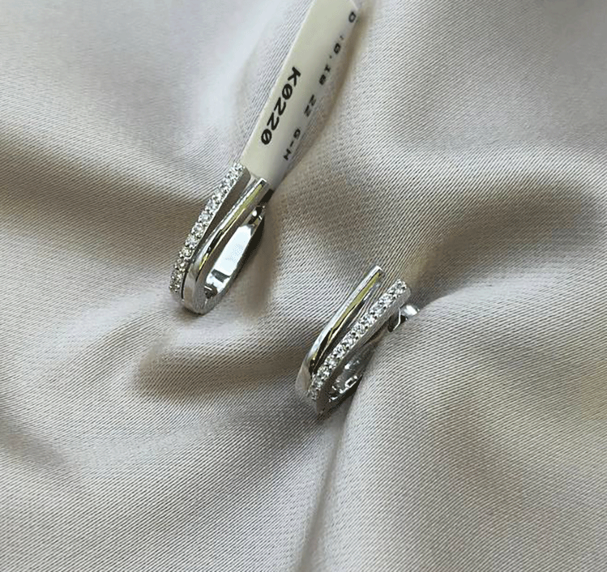 Серьги из белого золота с бриллиантом 0.18ct