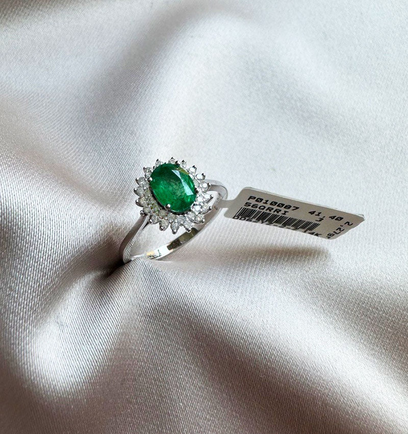 Кольцо из белого золота с бриллиантом и изумрудом 1.06ct