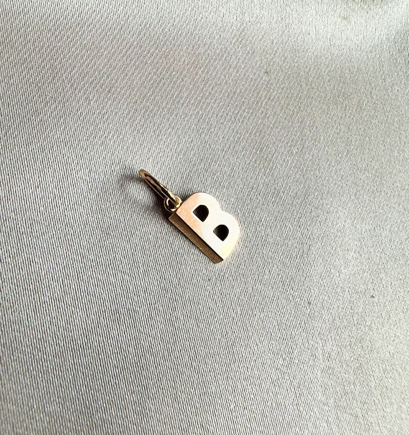 Pandantiv cu literă din aur roz