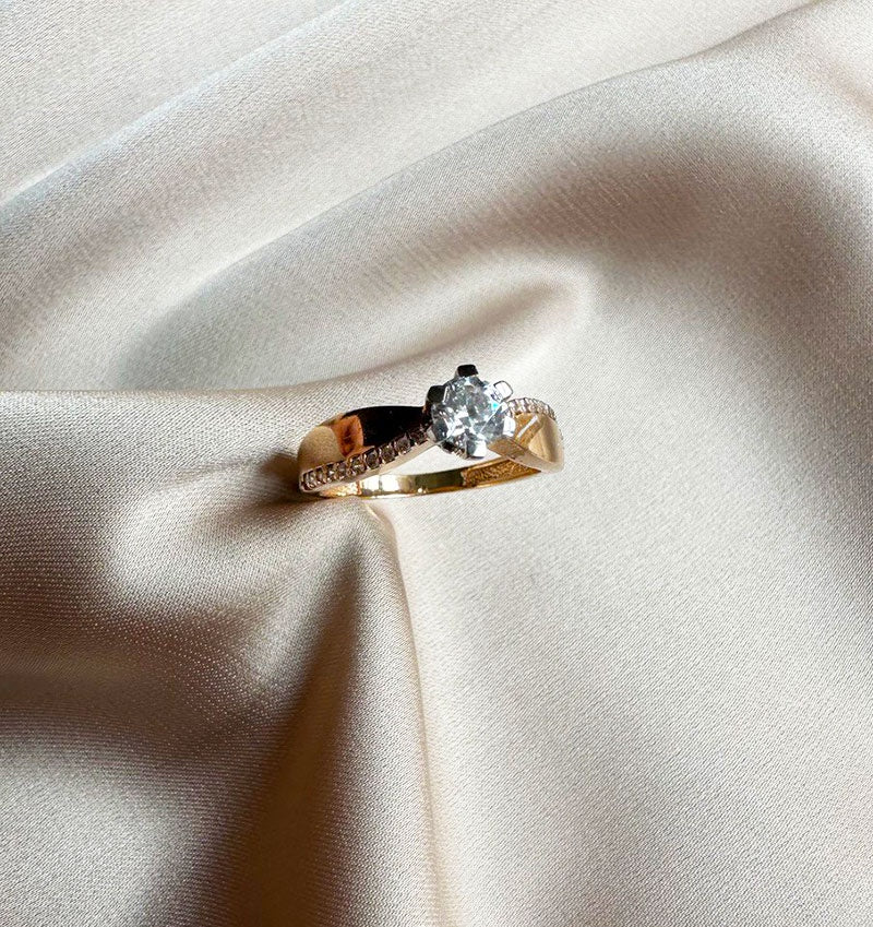 Rose gold ring with zircon