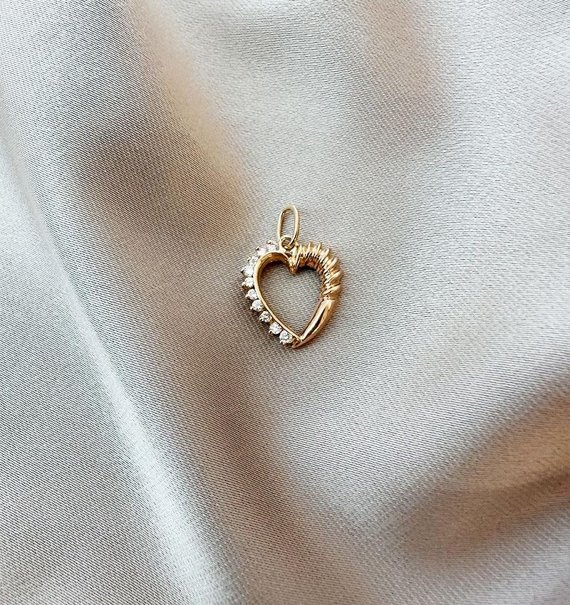 Rose gold pendant with cubic zirconia
