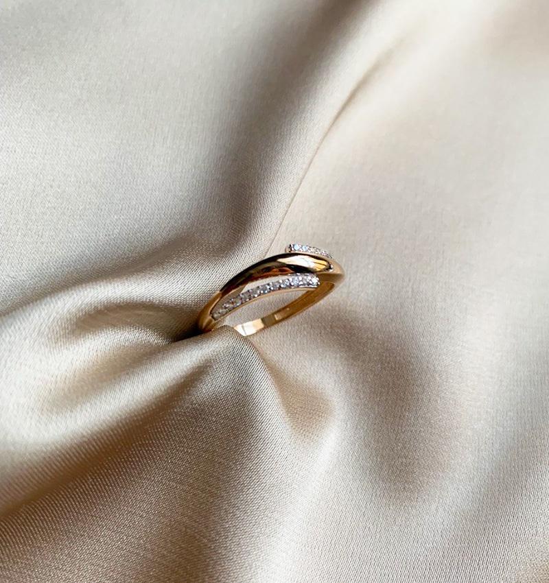 Rose gold ring with cubic zirconia