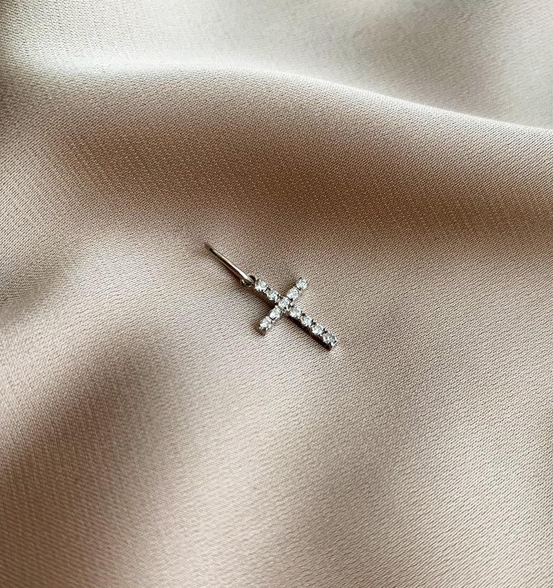 Cruciuliță din aur alb cu diamant de 0,11 ct