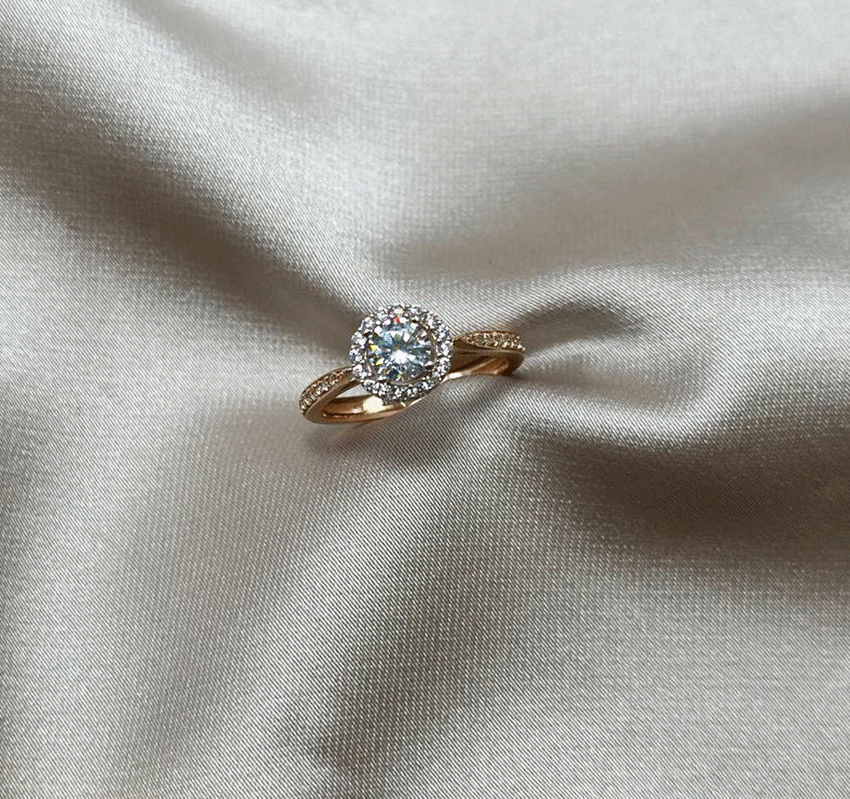 Rose gold ring with cubic zirconia