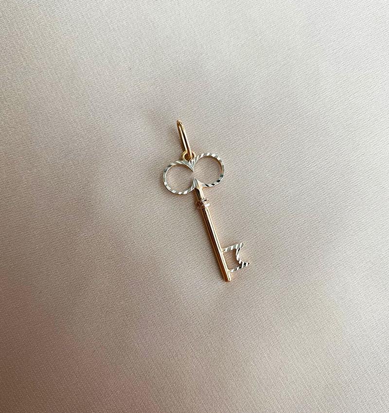 Rose gold pendant with zircon