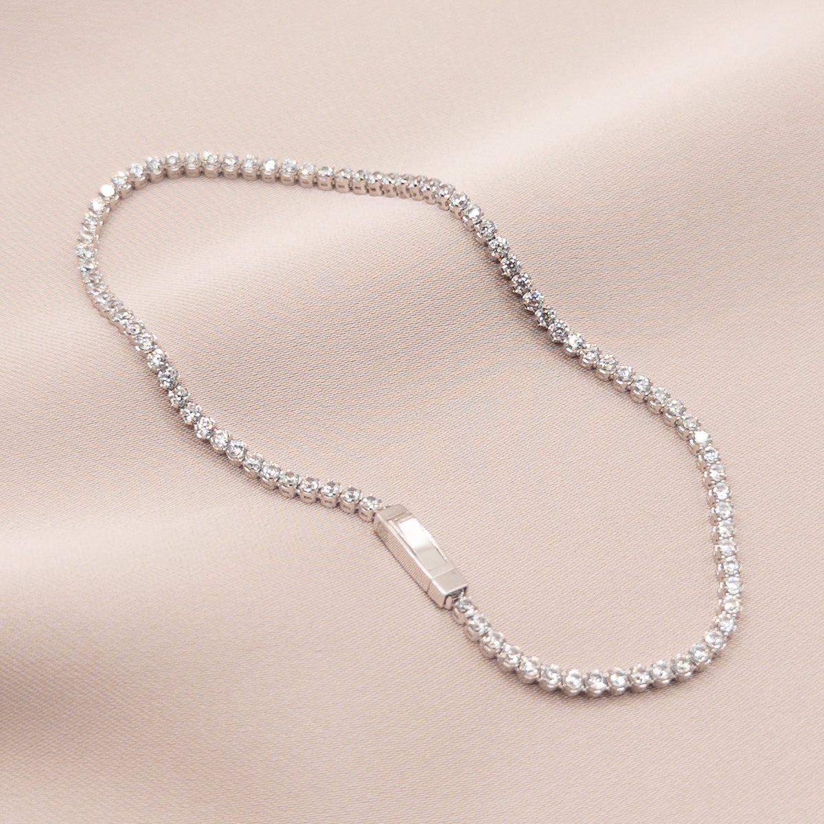 White gold bracelet with zircon