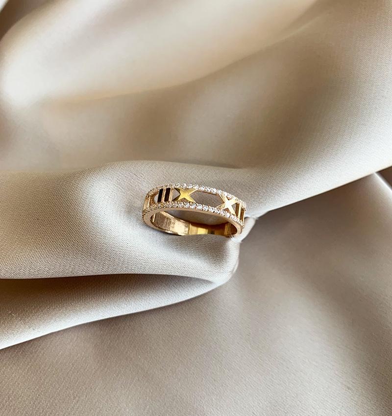 Rose gold ring with zircon