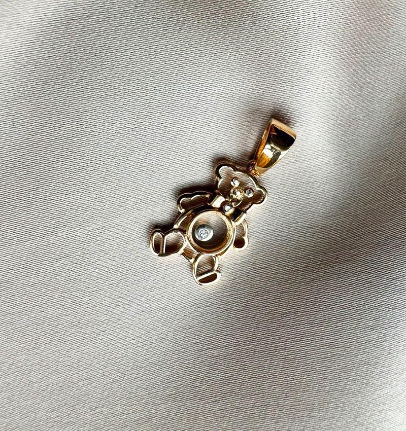 Rose gold pendant with zircon