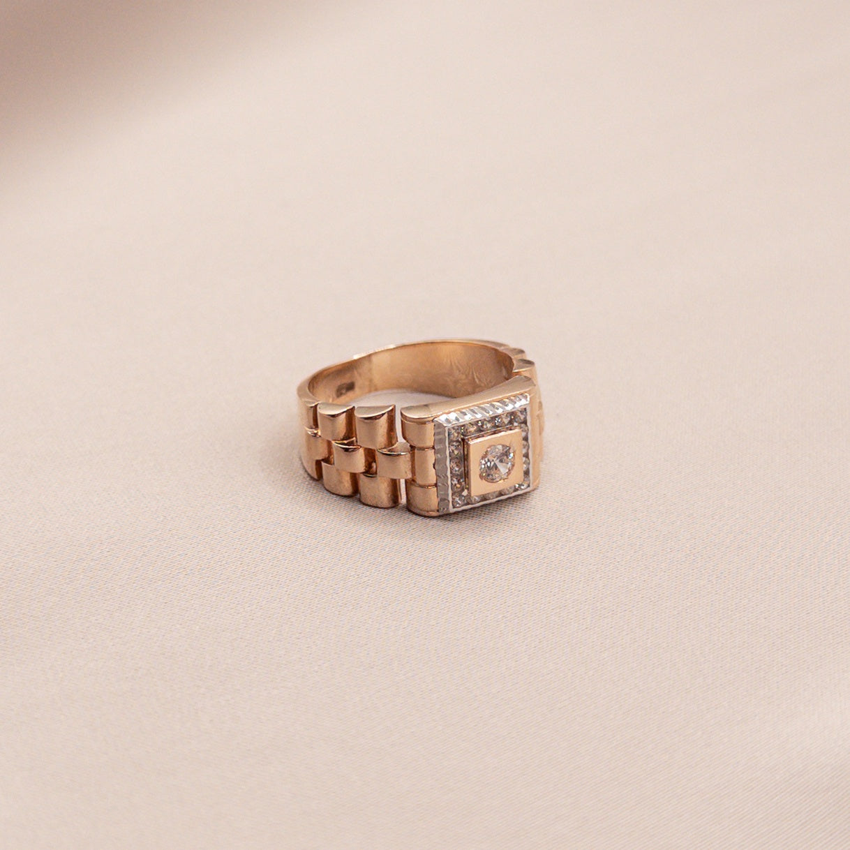 Rose gold ring with cubic zirconia
