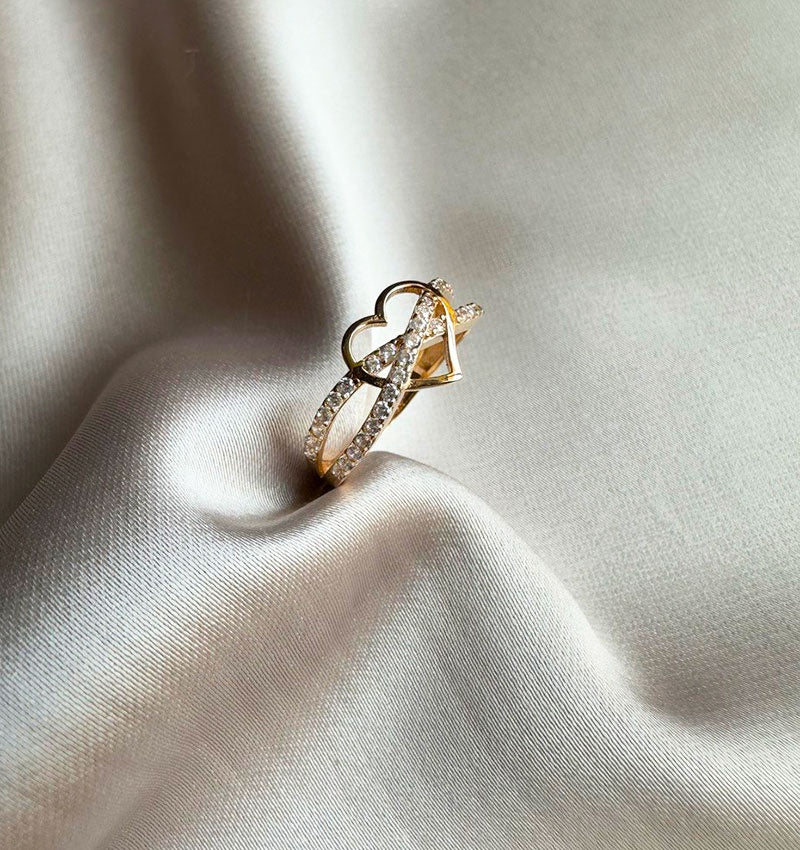 Rose gold ring with cubic zirconia