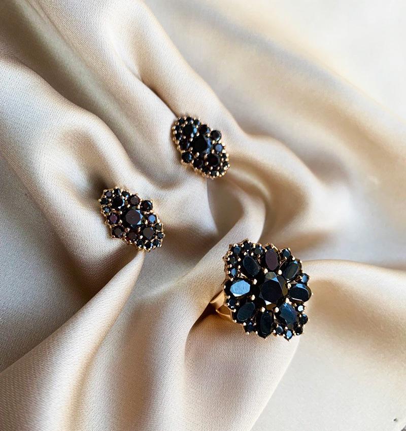 Rose gold set with garnet