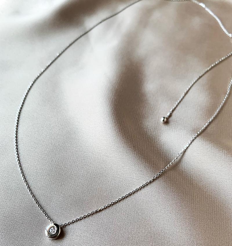 White gold necklace with a 0.05ct diamond