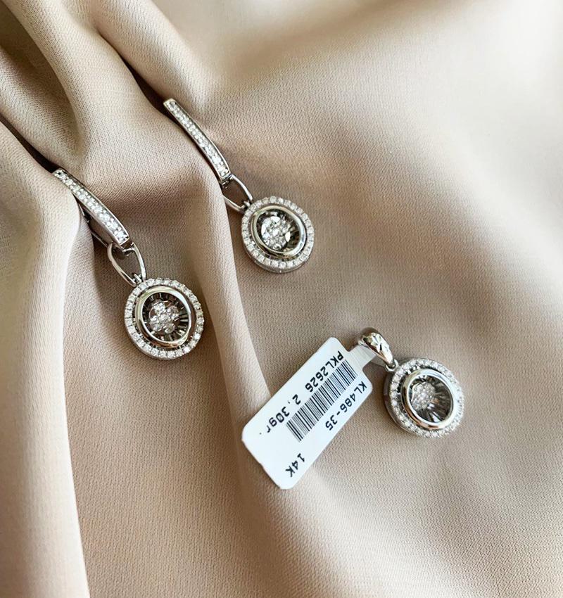 White gold set with a 0.93ct diamond