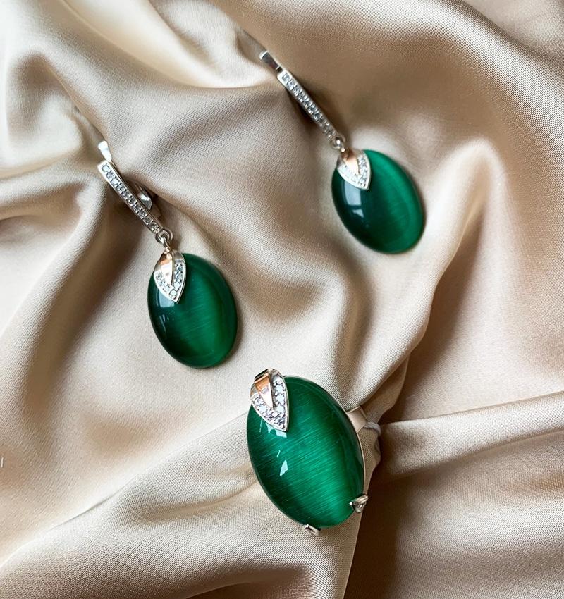 Un set de argint cu inserții de aur cu ulexit și zirconiu