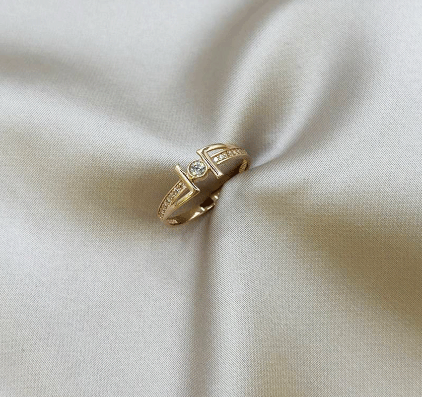 Rose gold ring with zircon