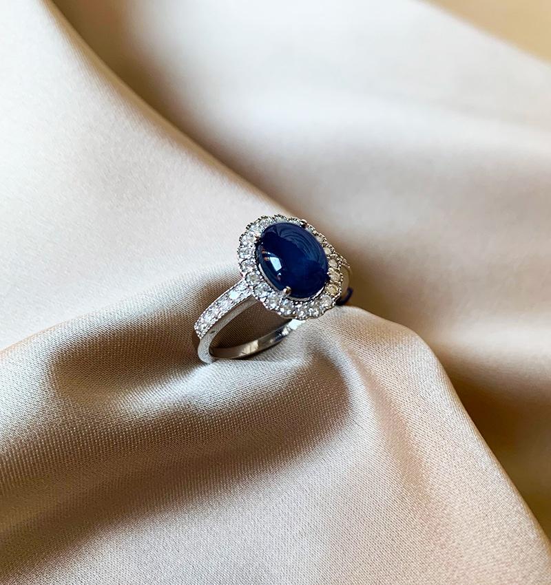 White gold ring with a diamond and 0.32ct sapphire