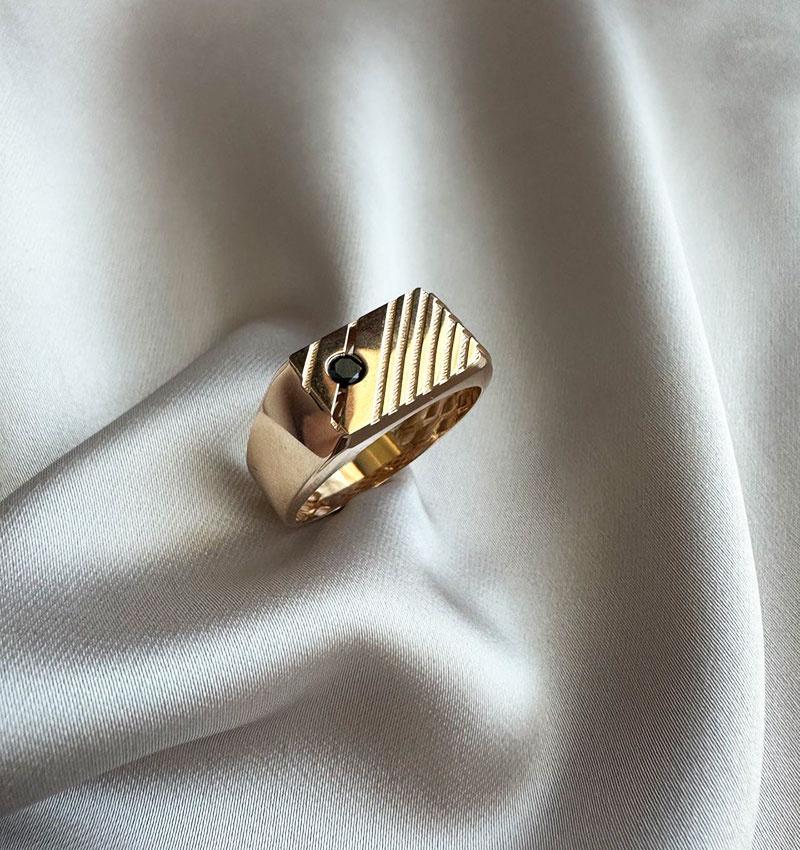 Rose gold ring with zircon