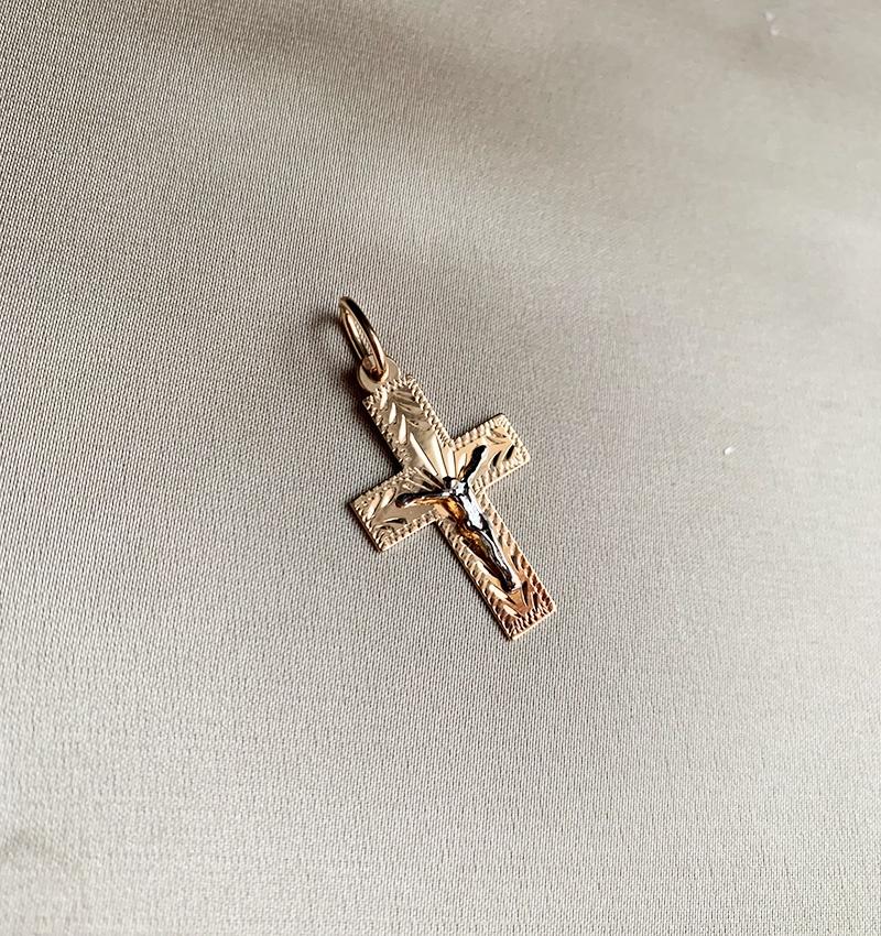 Cruce din aur roz