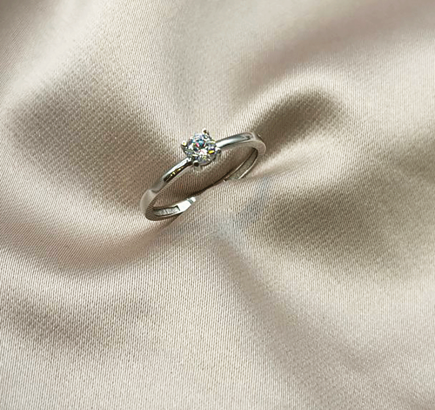 Помолвочное кольцо из белого золота с цирконом