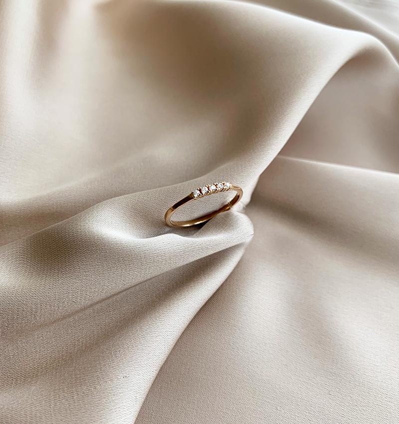 Rose gold ring with zircon