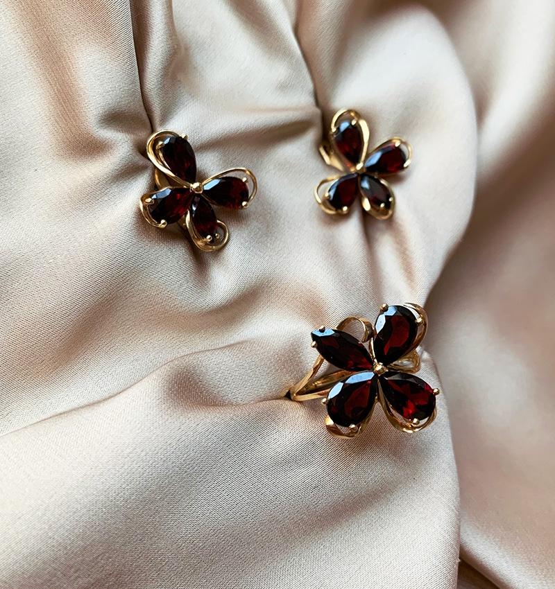 Rose gold set with garnet