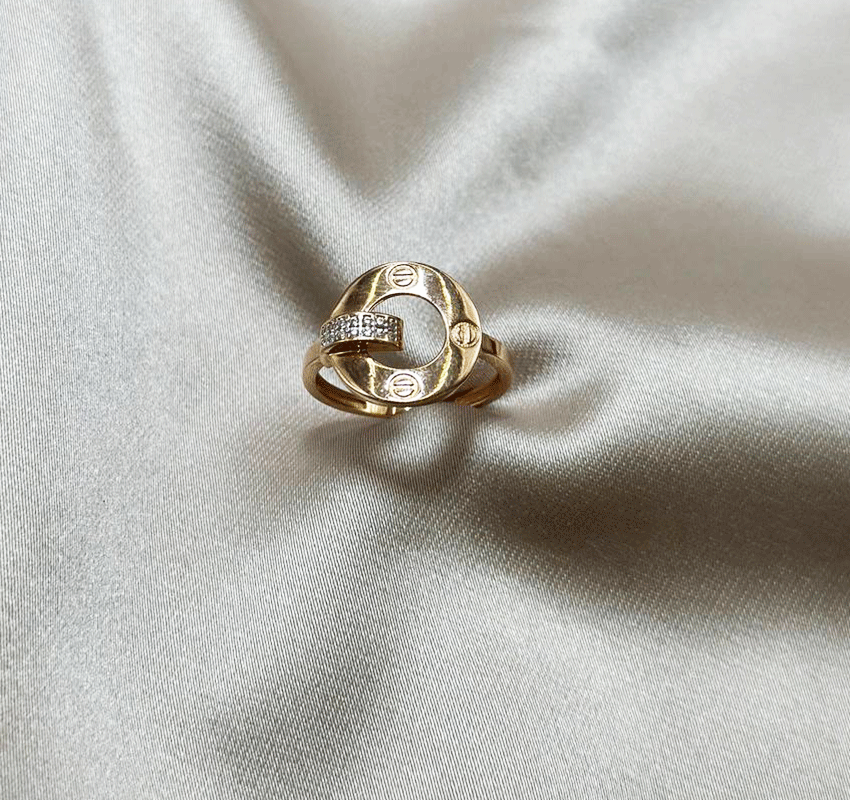 Rose gold ring with cubic zirconia