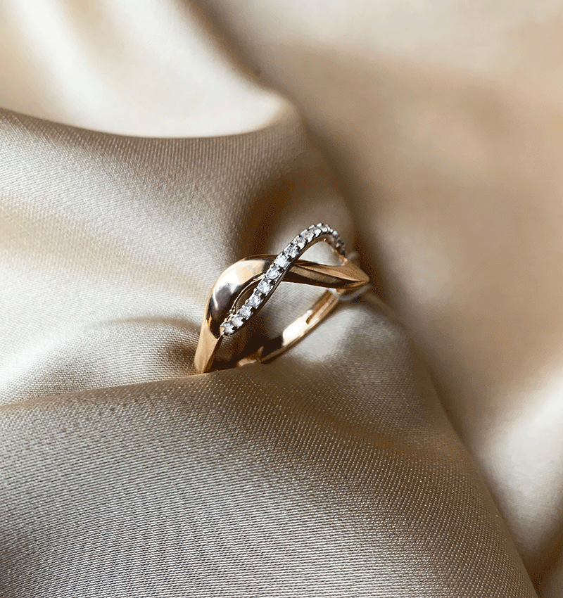 Rose gold ring with zircon