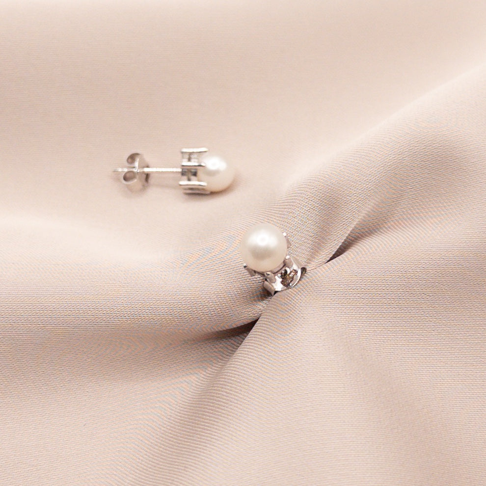 White gold earrings with pearls