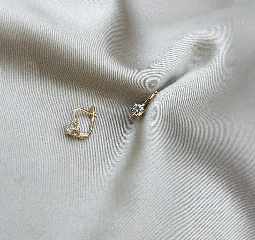 Rose gold earrings with zircon