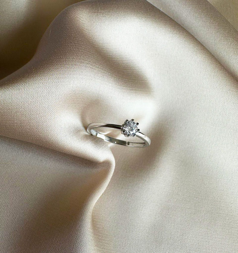 Помолвочное кольцо из белого золота с цирконом