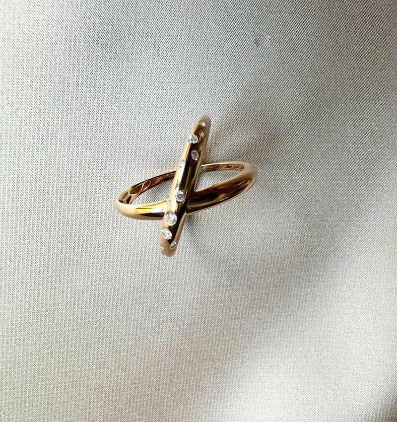 Rose gold ring with zircon