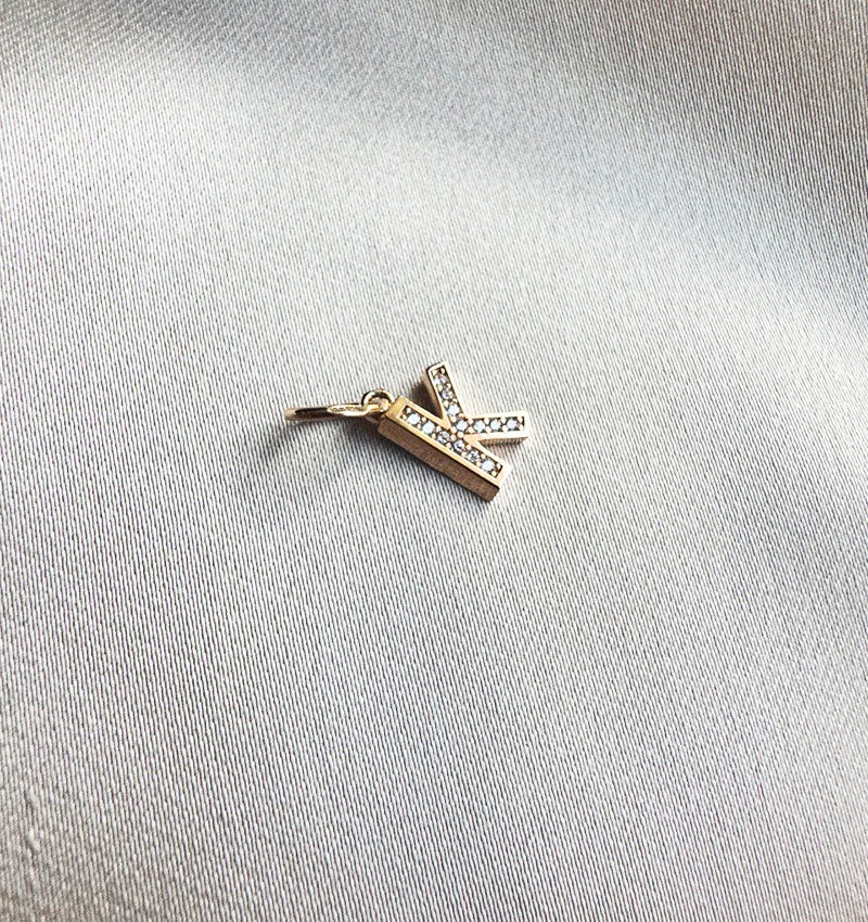 Pandantiv cu literă din aur roz și zirconiu