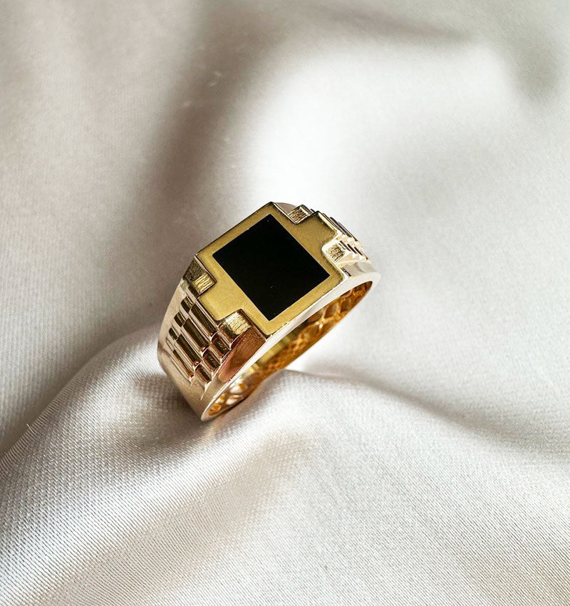 Rose gold ring with onyx