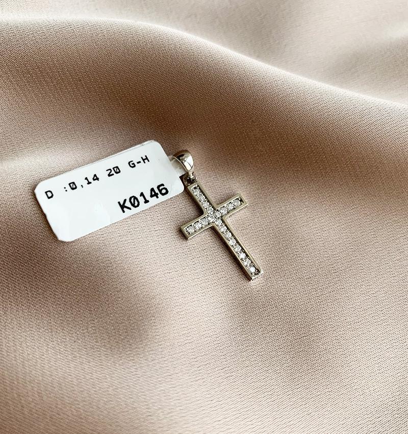 Крестик из белого золота с бриллиантом 0.14ct