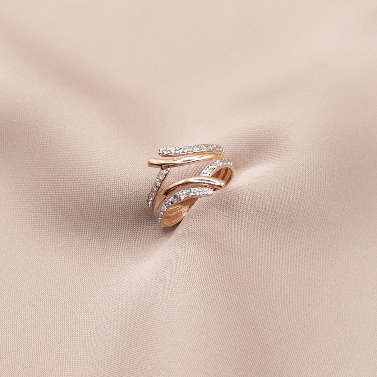 Rose gold ring with cubic zirconia