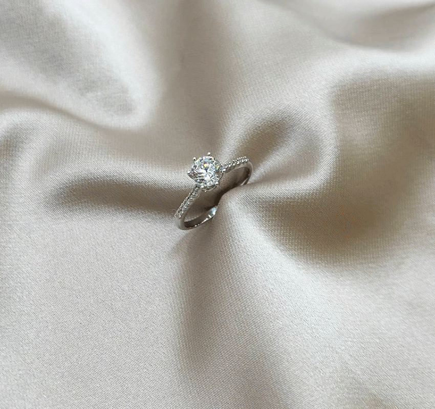 Помолвочное кольцо из белого золота с цирконом