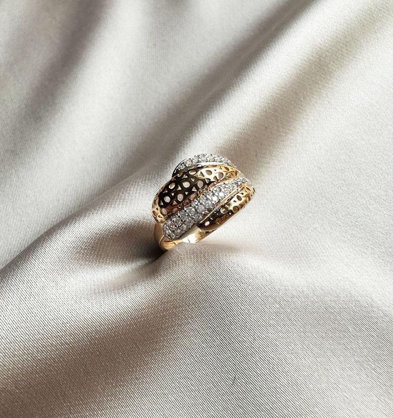 Rose gold ring with zircon