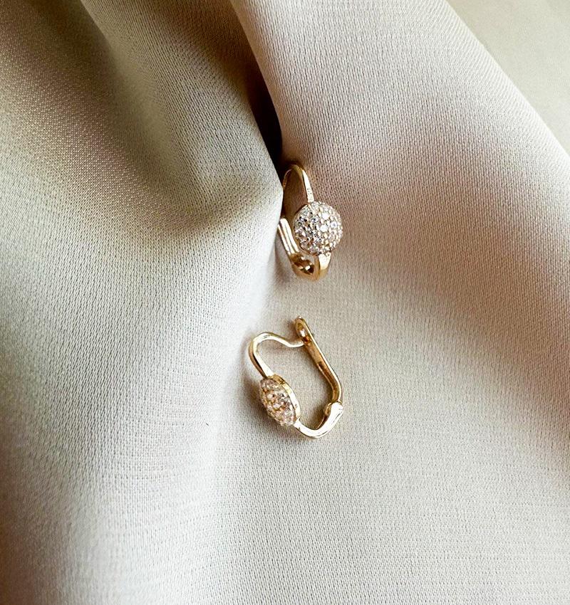 Rose gold earrings with zircon