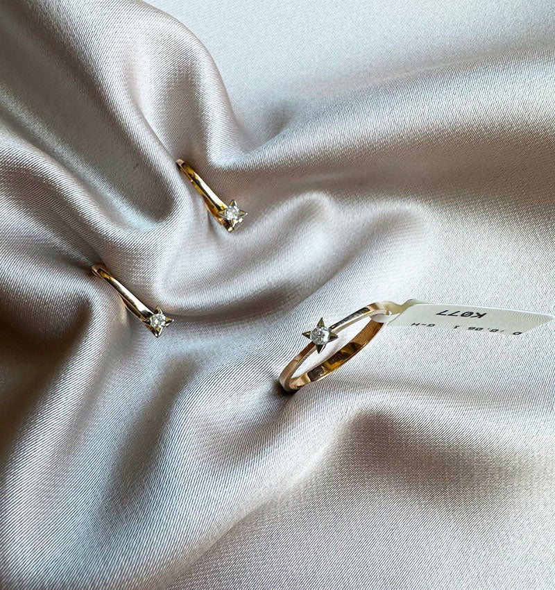 Rose gold set with a 0.16ct diamond