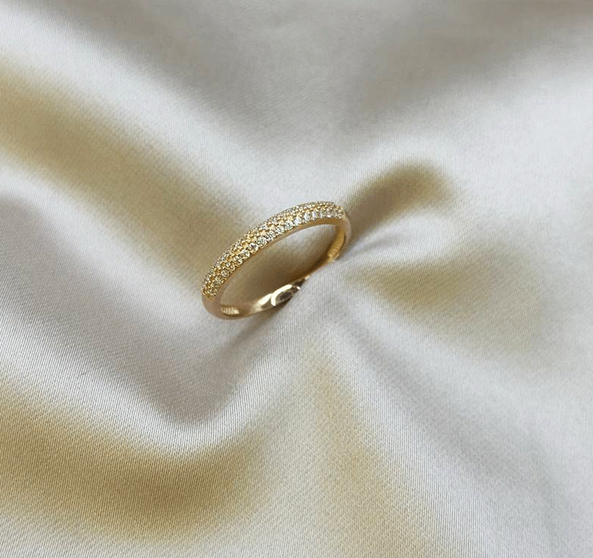 Rose gold ring with cubic zirconia