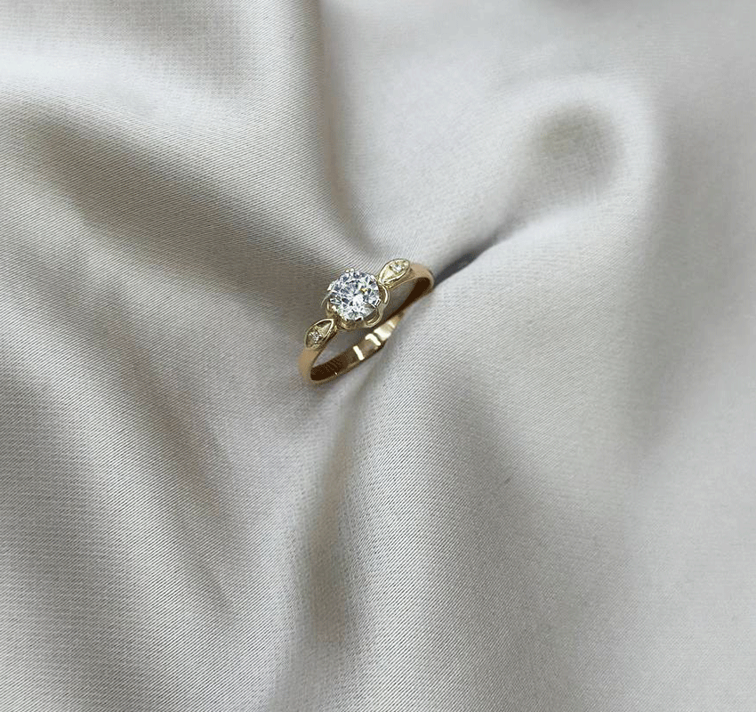 Rose gold ring with zircon