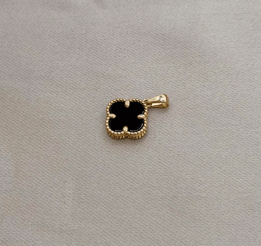 Rose gold pendant with onyx