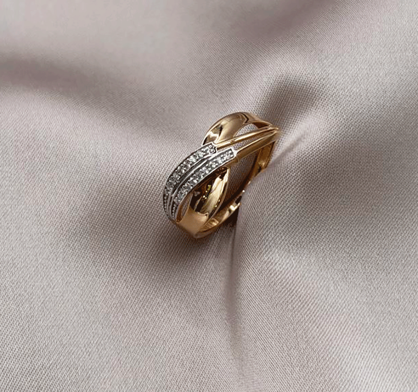 Rose gold ring with cubic zirconia
