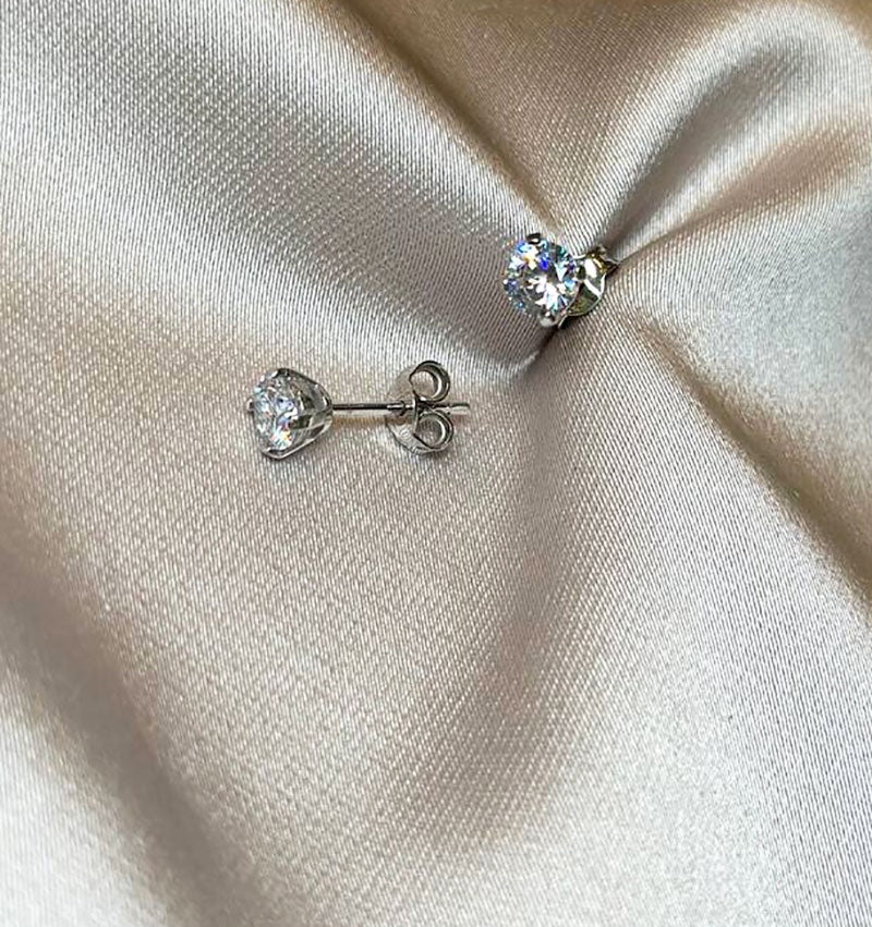 Silver earrings with zircon