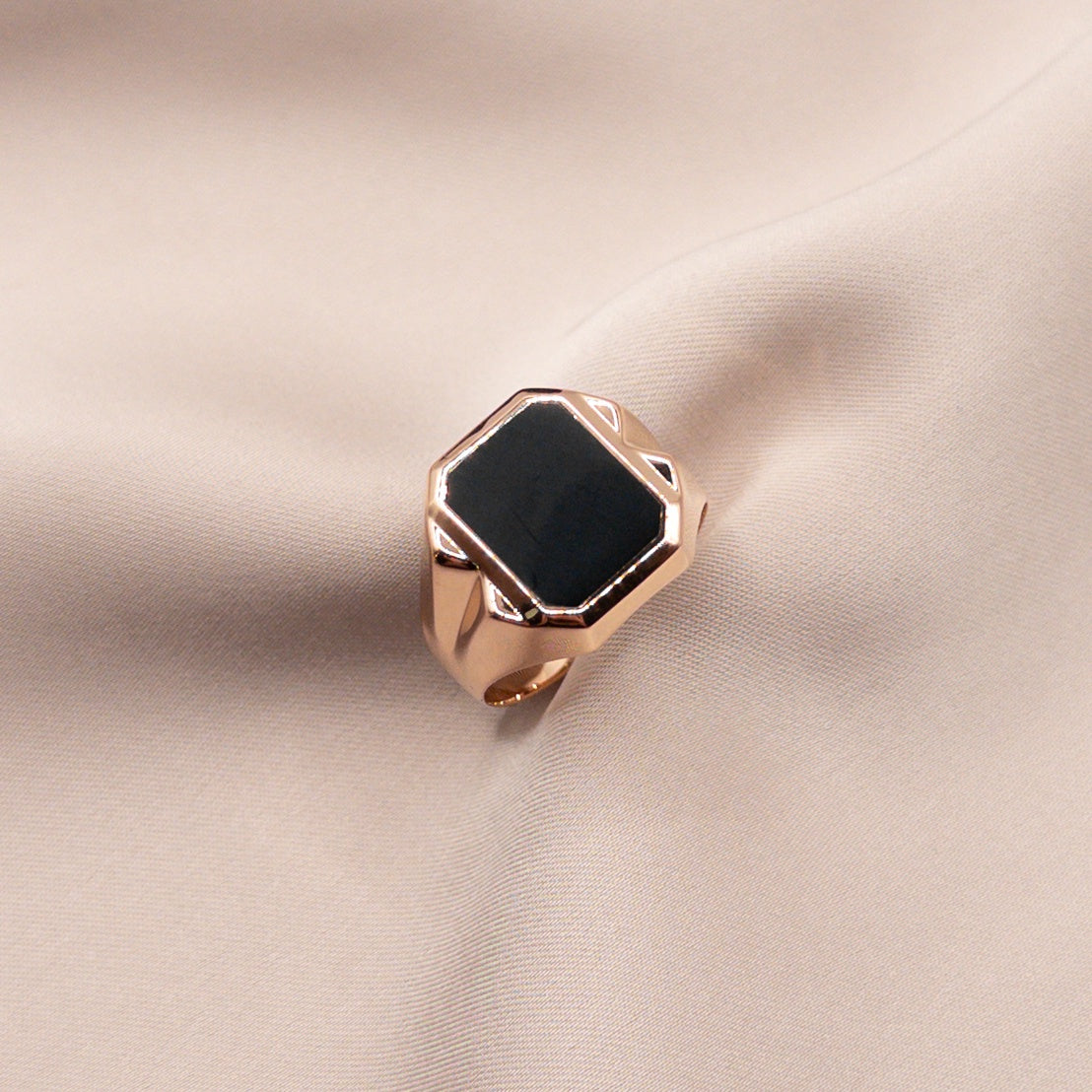 Rose gold ring with onyx